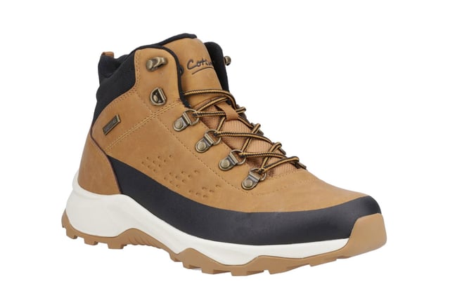 De Ryeford-boot is een opvallende aanvulling op onze hybride mannenlijn en biedt de perfecte balans tussen de klassieke stijl van het platteland en de functionaliteit van een wandelboot. Gemaakt met waterdicht suede, houdt het je voeten warm en droog in elk weertype. De vetersluiting in hiker-stijl, compleet met snelvetersluiting haken bij de enkel, voegt een authentieke touch toe. Afgewerkt met een robuuste, chunky buitenzool voor superieure grip, is de Ryeford ontworpen voor zowel buitenavonturen als dagelijks gebruik.  
- Waterdicht suede bovenwerk  
- Snelvetersluiting haken  
- Robuuste, chunky buitenzool  
- Cotswold branding