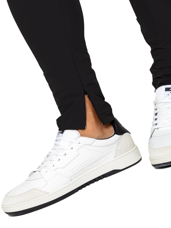 Enzo Herren Cargo Shacket Trainingsanzug Set. Cargo-Jacke mit Kragen und Reißverschluss. Merkmale: Obere Cargo-Taschen vorne, lange Ärmel, abgesteppte Abschlüsse an Manschette und Saum. Das Set wird mit einer schmal geschnittenen Cargo-Hose mit geradem Bein vervollständigt. Elastischer Bund mit verstellbarem Kordelzug. Zwei seitliche Reißverschlusstaschen, eine Gesäßtasche, zwei Cargo-Außentaschen. Gefertigt aus hochwertigem Stretch-Material. Modern, stilvoll und bequem.