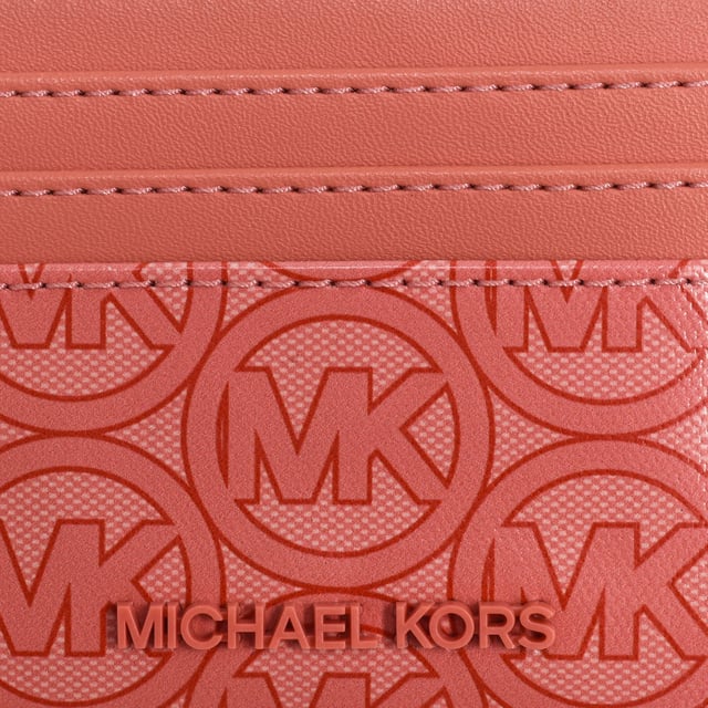 Tarjetero Michael Kors.
Forma rectangular.
Compartimentos para tarjetas o billetes plegados.
Ventana de identificación transparente.
Forro interior con estampado del nombre de la firma consecutivamente.
Costuras vistas a tono.
Aplicación del nombre de la marca.
Fabricado con cuidado y detalle, este tarjetero es el accesorio perfecto para cualquier mujer."
 Medidas: 10 cm (anch.) x 8 cm (alt.)
 Composición: 100% Cuero
 Cuidados:
Limpiar con un paño húmedo.