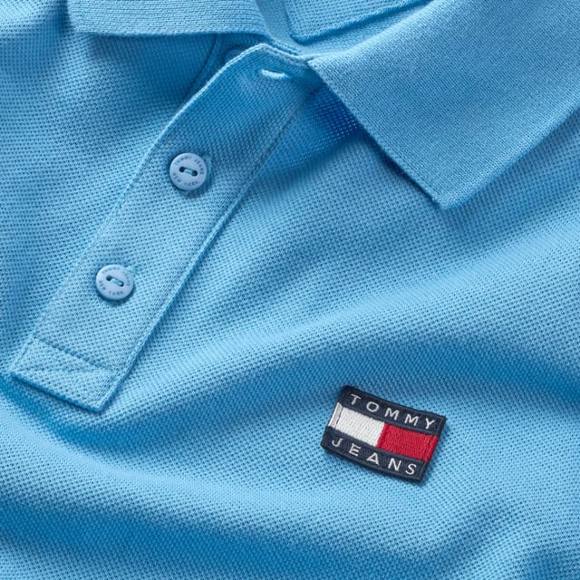 Heren polo van het merk Tommy Jeans. De polo's van Tommy Jeans zijn gemaakt van biologisch katoen, en hebben een normale pasvorm. Het zachte katoen zorgt voor een heerlijk draagcomfort.  Merk: Tommy JeansModelnaam: Classic Badge PoloCategorie: heren poloMaterialen: biologisch katoenKleur: lichtblauw