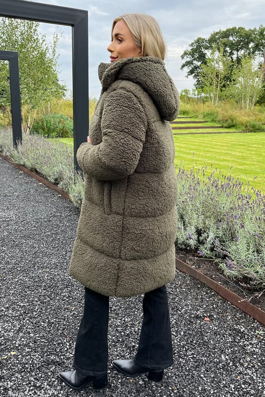 Keep cosy this season in our Khaki Teddy Panelled Long Coat! Featuring a soft borg fabric, this style has long sleeves, two front pockets, a standing collar and a zip fastened front. Simply pair with your favourite jumper and jeans, for a cosy yet casual look!

Model wears: S/MModel's height: 165cm/ 5'5"Approx length from centre back to hem: 98cmFabric composition: 100% PolyesterColour: KHAKI
