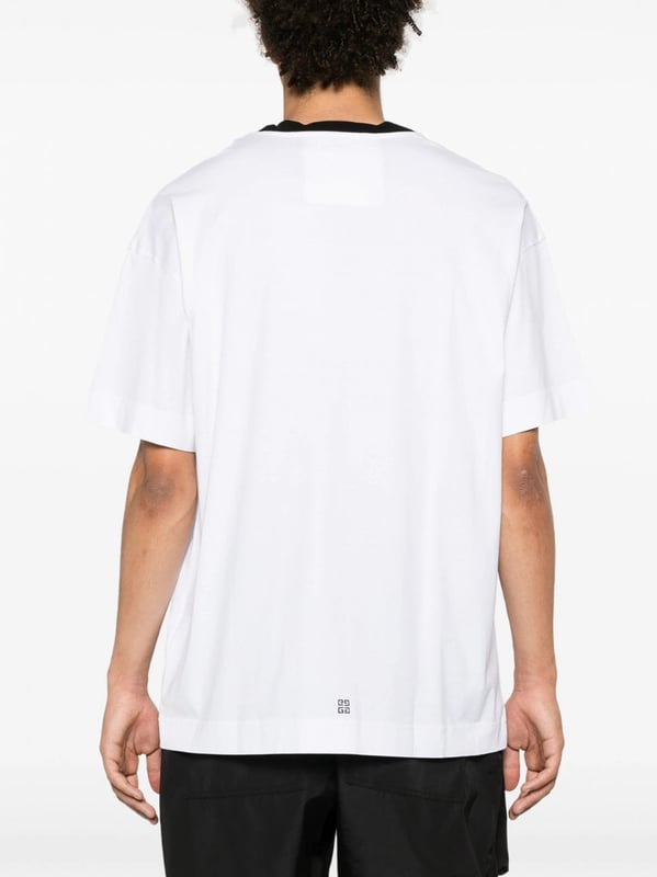 T-shirt realized in pure cotton characterized by contrasting logoed print at the front.