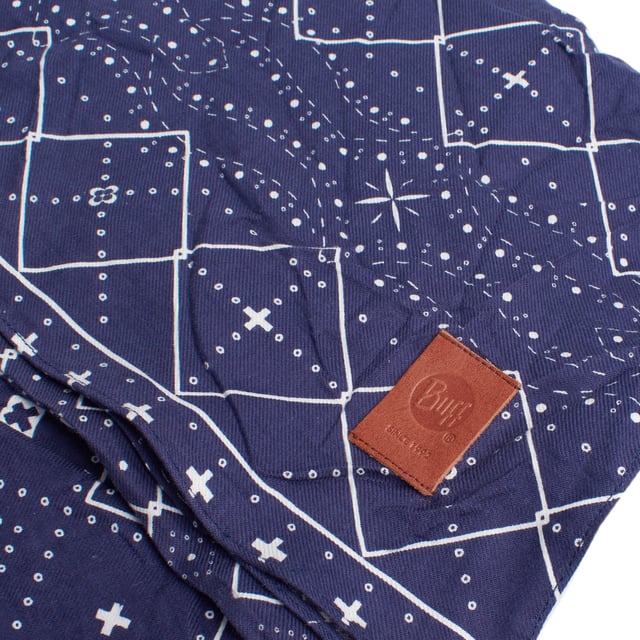 Buff Foulard-Schal für Damen
 Komplett aus weicher und widerstandsfähiger Baumwolle gefertigt, bietet es Eleganz, Komfort und Funktionalität für jeden Anlass.

 Dieses Accessoire vereint Stil und Funktionalität und ist perfekt, um Ihren Looks einen raffinierten Touch zu verleihen.

 Hauptmerkmale:

 - Foulard-Design, leicht und fließend, perfekt, um jedes Outfit aufzuwerten.
 - Atmungsaktives und schnell trocknendes Gewebe, ideal für den ganzjährigen Einsatz.
 - Einheitsgröße.
 - Vielseitig und einfach zu kombinieren, sowohl für den dekorativen Gebrauch als auch für den leichten Schutz von Nacken und Schultern geeignet.
 - Erhältlich in einer großen Auswahl an Farben und Drucken, die die Qualität und das charakteristische Design von Buff hervorheben.

 Ein praktischer und eleganter Schal, ideal für alle, die ein bequemes und stilvolles Accessoire für den täglichen Gebrauch suchen.
 Maßnahmen: 66X175cm
 Komposition: 100% Baumwolle
 Pflege:
- Maschinenwäsche max. bei 40 °C.
 - Vermeiden Sie die Verwendung von Weichspülern.
 - Verwenden Sie kein Bleichmittel.
 - Benutzen Sie keinen Trockner.
 - Bei niedrigen Temperaturen bügeln.