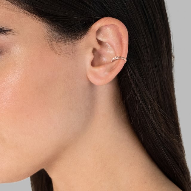 The popular Earcuffs - also known as ear clamps - are the IT places of the season and in the jewelry box of every fashionista. The big advantage of this earrings variant: You can simply put ear clamps on the desired point of the ear cup and do not need an ear hole - earcuffs work without plug and closure. This model of the Lawpiece of Munich is also made for your ear. The ear clamp is made of sterling silver and refined with rose gold. Coaster is the hammered structure of the surface-a great accent in combination with other ear accessories in a stacking look.