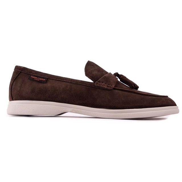 El mocasín Simon Carter Salmon es un modelo elegante e informal. Slip-on sofisticado con una parte superior de gamuza suave. forro de cuero. Decoración con borlas en el sillín y estampado y diseño exclusivos de Simon Carter. La suela flexible inspirada en los zapatos náuticos ofrece una excelente comodidad antideslizante. Hecho para durar. esto atemporal. El estilo fácil de usar nunca dejará de impresionar.