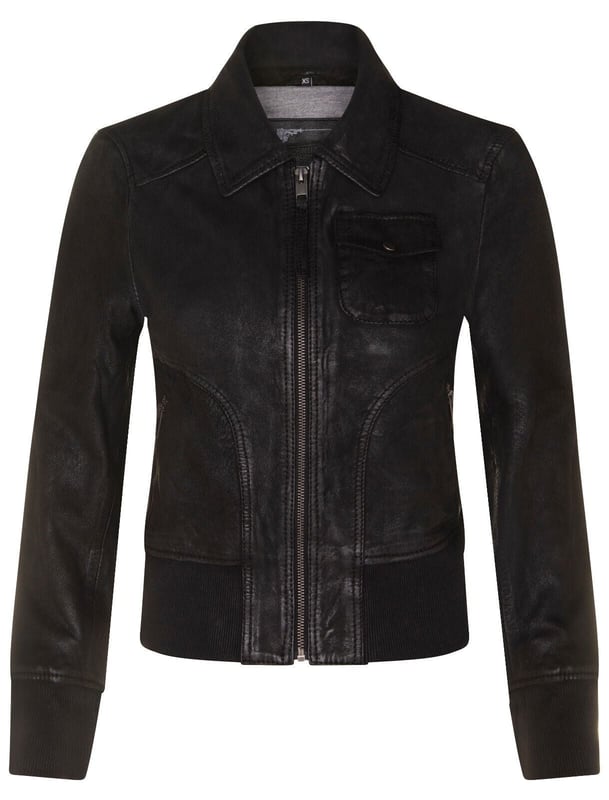 Mantén el estilo sin esfuerzo con nuestra chaqueta universitaria MA-1 con cuello de cuero para mujer. Esta chaqueta, confeccionada en piel de napa de cordero suave y flexible, ofrece un aspecto y un tacto lujosos. El acabado ligeramente fresado le da un aspecto mate moderno. La chaqueta tiene un cuello puntiagudo que añade un toque de sofisticación a tu atuendo. Con dos bolsillos exteriores en la cintura y un bolsillo de parche con solapa en el pecho, tienes amplias opciones de almacenamiento. Los puños y el dobladillo elásticos proporcionan un ajuste cómodo y ceñido. La chaqueta está disponible en cuatro colores versátiles, lo que te permite encontrar la combinación perfecta para tu estilo personal. Completa con cremalleras YKK, esta chaqueta combina durabilidad y funcionalidad, lo que la convierte en una incorporación imprescindible a tu guardarropa. • Piel de napa de cordero suave y flexible con un acabado mate ligeramente fresado • Cuello puntiagudo para un aspecto sofisticado • Dos bolsillos exteriores en la cintura y un bolsillo de parche con solapa en el pecho para un almacenamiento cómodo • Puños y dobladillo elásticos para un ajuste cómodo • Disponible en cuatro colores versátiles para adaptarse a tu estilo