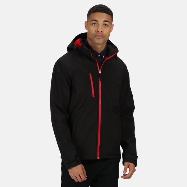 Material: 100% Polyester. Stoff: Softshell, gewebt. Muster: Einfarbig. Stoff-Technologie: Atmungsaktiv, Wasserabweisend, Windbeständig, XPT. Manschette: Verstellbar. Ausschnitt: Kapuze. Ärmel-Typ: Langärmelig. Kapuzen-Merkmale: Kordelzug, Angewachsene Kapuze. Taschen: 2 untere Taschen, 1 Brusttasche, Reißverschluss. Verschluss: Kontrastierender Reißverschluss, durchgehender Reißverschluss.