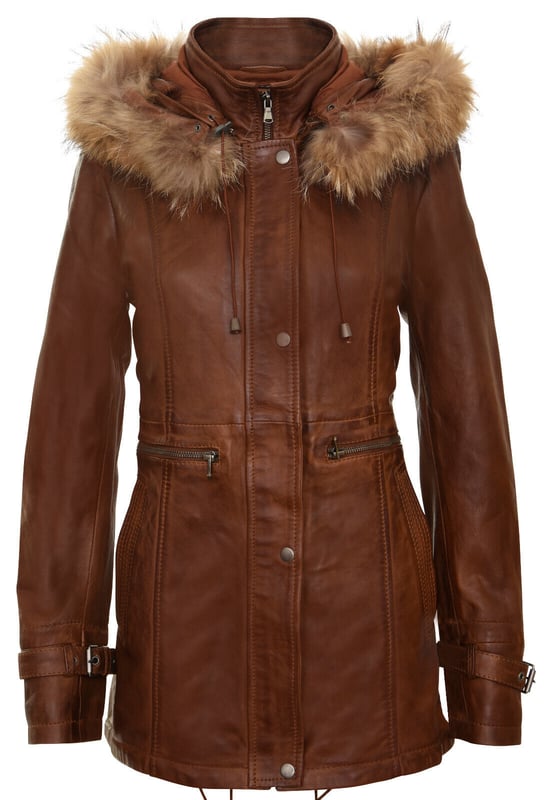 Verhoog je winterstijl met ons leren damesparkajack, een perfecte mix van minimalistische verfijning en warmte. Deze jas is gemaakt van 100% premium, ultrazacht nappaleer en biedt zowel luxueus comfort als een tijdloze uitstraling. Dit is wat hem onderscheidt:  
 Afneembare, met bont gevoerde capuchon: De jas wordt geleverd met een met bont gevoerde capuchon, die zorgt voor warmte en comfort tijdens de winter terwijl het een stijlvol tintje toevoegt aan het algehele ontwerp. 
 Knoopsluiting: In plaats van de typische ritssluiting heeft deze jas een een knoopsluiting over de YKK-ritssluiting, waardoor een meer klassieke en verfijnde esthetiek ontstaat. 
 Verstelbare gespen: Gespen op de manchetten zijn toegevoegd verstelbaarheid, waardoor je de pasvorm kunt aanpassen en ervoor kunt zorgen dat de mouwen ademend blijven voor langdurig comfort. 
 Verlengde tailleritsen: Twee verlengde horizontale ritsen Ritsen lopen over de taille, bieden voldoende opbergruimte en voegen een moderne twist toe aan het ontwerp van de parka. 
 Hoge trechterkraag: De hoge trechterkraag kan worden vastgemaakt met een YKK-rits over de volledige lengte, die extra bescherming biedt tegen kou en wind.  Met zijn strakke en minimalistische ontwerp is deze leren damesparka een veelzijdige toevoeging aan je wintergarderobe, waarbij mode en functionaliteit moeiteloos worden gecombineerd