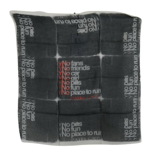 Gloednieuw met tags
  Geslacht: Mannen
  Kleur: Zwart met witte opdruk
  Materiaal: 20% Wol 80% Viscose
  Vervaardigd in Italie
  Afmeting: 65cm x 65cm
  Veelzijdig accessoire
  Logo details