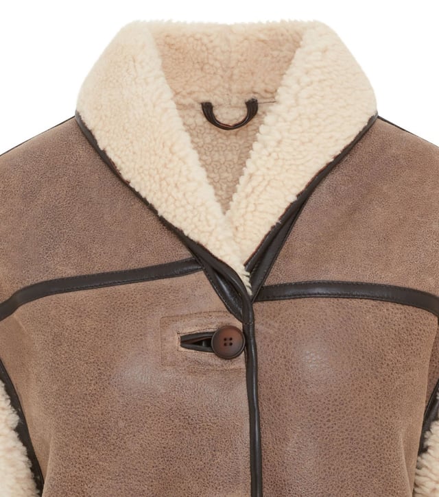 Añade una elegancia atemporal a tu vestuario de invierno con este chaleco de piel de oveja de borrego para mujer, una combinación armoniosa de sofisticación y comodidad. Con un lujoso color marrón tostado, forro de piel de oveja afelpada y detalles de ribetes de cuero. Perfecto para usar en capas, combina una calidez excepcional con un encanto atemporal. • Piel de oveja de borrego de doble cara de primera calidad • Forro de piel de oveja afelpada para una comodidad superior • Cierre con botones para un aspecto clásico • Detalles de ribetes de cuero para una mayor elegancia • 2 bolsillos laterales para mayor comodidad • Cuello versátil, se puede llevar hacia arriba o hacia abajo para darle estilo y calidez