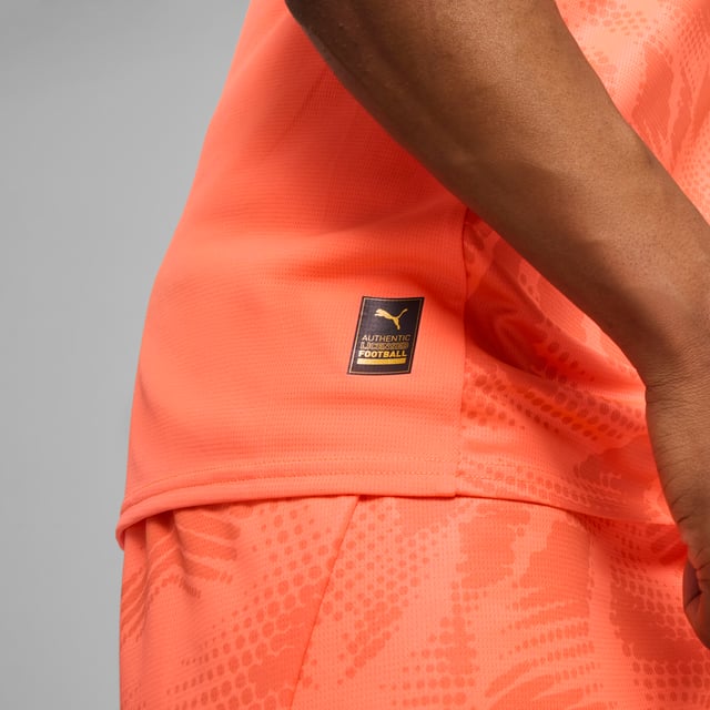 PRODUCT STORY: Defend your goal like Manchester City's finest in this official 24/25 short-sleeved goalkeeper jersey. Lightweight, breathable and cut for action, it features our moisture-wicking dryCELL fabric to keep you feeling cool, comfortable and focused. FEATURES & BENEFITS: dryCELL: Performance technology designed to wick moisture from the body and keepyou free of sweat during exercise; As part of the RE:FIBRE program, this garment is made of at least 95% recycled material from textile waste and other used materials. DETAILS: Regular fit; 170 gsm, Jacquard; Crew neck; Short sleeves; Official team branding. Our model is 181 cm tall and is wearing size M UK.