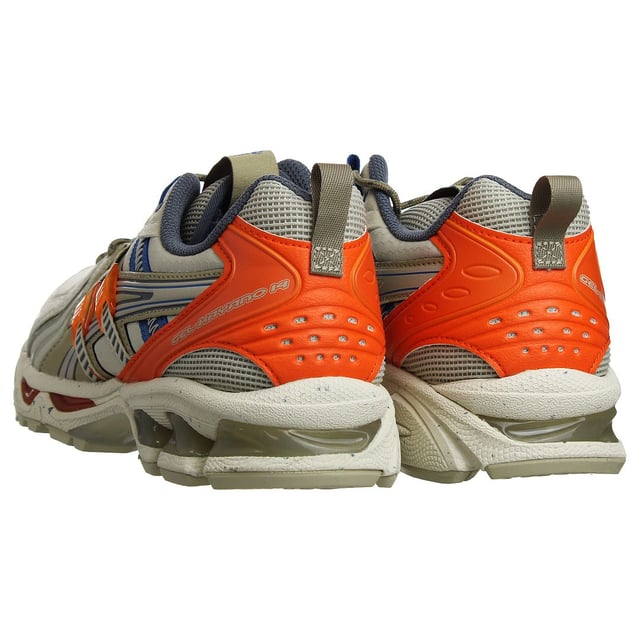 ASICS Gel-Kayano 14 RE Zapatillas deportivas beige para hombre, una combinación perfecta de estilo y rendimiento. Estas zapatillas están diseñadas para mejorar tu rendimiento deportivo y mantenerte a la moda con su elegante color beige. Con una herencia basada en la estabilidad y la sujeción, la serie Gel-Kayano sigue superando los límites de la comodidad y el rendimiento, y la Gel-Kayano 14 RE no es una excepción.

Características principales:

 RE (Recycled Edition):  El compromiso de ASICS con la sostenibilidad brilla en las Gel-Kayano 14 RE. Estas zapatillas están fabricadas con materiales reciclados, lo que las convierte en una opción ecológica para los atletas concienciados con el medio ambiente.

 Tecnología GEL: Las Gel-Kayano 14 RE incorporan la famosa tecnología de amortiguación GEL de ASICS en el talón, que proporciona una amortiguación y comodidad superiores, permitiéndote ir más allá sin molestias.

 Sujeción dinámica DuoMax: Estas zapatillas incorporan el sistema de sujeción DuoMax, que mejora la estabilidad y ayuda a controlar la sobrepronación. Esto es especialmente beneficioso para los corredores con pies planos o aquellos que buscan un apoyo adicional durante los entrenamientos.

 Mediasuela FlyteFoam: La entresuela FlyteFoam ofrece un rebote y una capacidad de respuesta excepcionales. Es ligera y duradera, lo que garantiza una pisada cómoda tanto si corres, entrenas o simplemente paseas por la ciudad.

 Parte superior transpirable: La parte superior de las Gel-Kayano 14 RE está fabricada con un material de malla transpirable que favorece la circulación del aire, manteniendo los pies frescos y secos durante los entrenamientos intensos.

 Sistema de sujeción del talón: La tecnología Heel Clutching System de ASICS proporciona un ajuste seguro y ceñido alrededor del talón, reduciendo el deslizamiento y mejorando la estabilidad general.

 Detalles reflectantes: Para mayor seguridad en condiciones de poca luz, estas zapatillas cuentan con detalles reflectantes que aumentan tu visibilidad ante los demás, lo que las hace adecuadas para entrenamientos a primera hora de la mañana o por la noche.