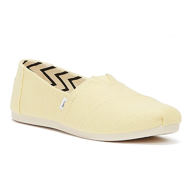 The iconic Alpargata is now designed using earth-conscious materials. The Heritage Canvas upper is made primarily with jute�a preferred eco-fiber that requires less water and fewer chemicals. Linings comprise 50% recycled cotton whilst the custom TOMS comfort insole boasts 50% eco content including recycled PU foam.