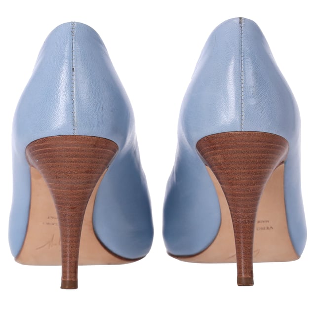 VINTAGE, RRP AS NEW
Experience unmatched comfort and style with these pumps, crafted from light blue leather with leather soles, making them a chic and fashionable choice for any special occasion.



Giuseppe Zanotti Peeptoe Pumps in Light Blue Leather
Condition: Very good
Signs of wear: Minor markings, Lightly used but very well maintained. Minor mark at soles & creasing, light scuffing at the soles and heels.
Packaging: None
Color: Blue | light blue
Material: Leather | leather
Size: EU36
Measurements: Heel height: 8; Insole length: 22,5
SKU: TONPUDESH373851W