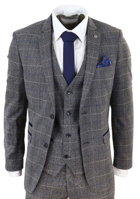 Apuesta por el tweed y los cuadros con este traje de tres piezas. Un diseño atemporal con un atractivo vintage y una gran practicidad. Creado con una mezcla de tweed y cuadros, este traje te mantendrá bien aislado y resistirá con éxito el paso del tiempo. Ideal para bodas en graneros de campo, bailes de graduación, fiestas y trabajo. Basado en el estilo de los años 20. - Nota: La cintura de los pantalones es 15 cm más pequeña que la talla correspondiente de la chaqueta. Por ejemplo, un abrigo de 34'' + pantalones de 28'', un abrigo de 36'' + pantalones de 30'', un abrigo de 38'' + pantalones de 32'', un abrigo de 40'' + pantalones de 34'', un abrigo de 42'' + pantalones de 36'', una chaqueta de 44'' + pantalones de 38'', una chaqueta de 46'' + pantalones de 40'', una chaqueta de 48'' + pantalones de 42'', una chaqueta de 48'' + pantalones de 44'' y una chaqueta de 52'' + pantalones de 46''.