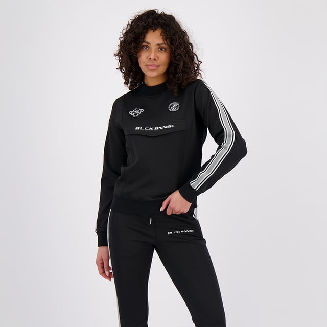 100 % poliéster Cuello alto Parche de marca Convoy bordado en el pecho Solapa con la firma BNNS en negro en la parte delantera Cinta de rayas deportivas en las mangas Se puede combinar con PANTALONES DEPORTIVOS MIAMI TAPED