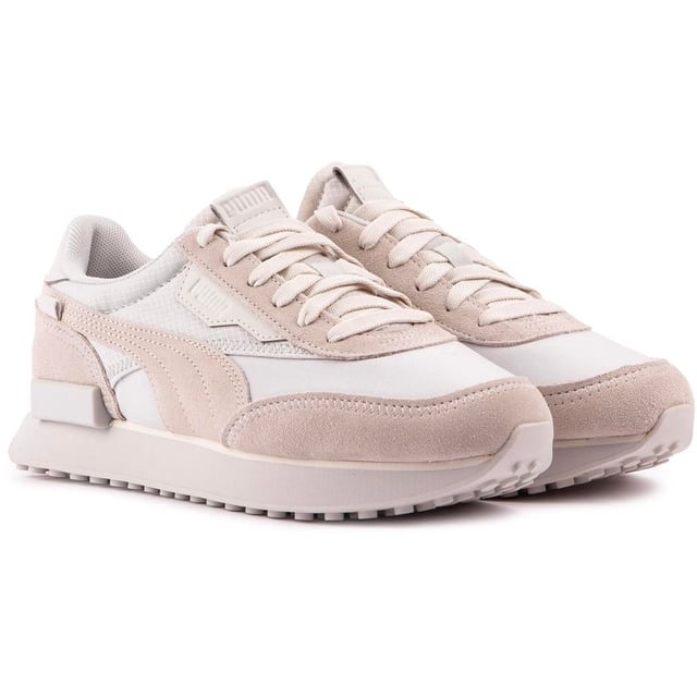 Un básico perfecto y moderno de Puma, las zapatillas de deporte de moda estilo running Future Rider presentan todas las características de los diseños retro legendarios, como las líneas limpias y la construcción robusta, pero añaden detalles contemporáneos y una suela gruesa. Inspiradas en la herencia pero vanguardistas, estas zapatillas elegantes y con estilo impresionarán.