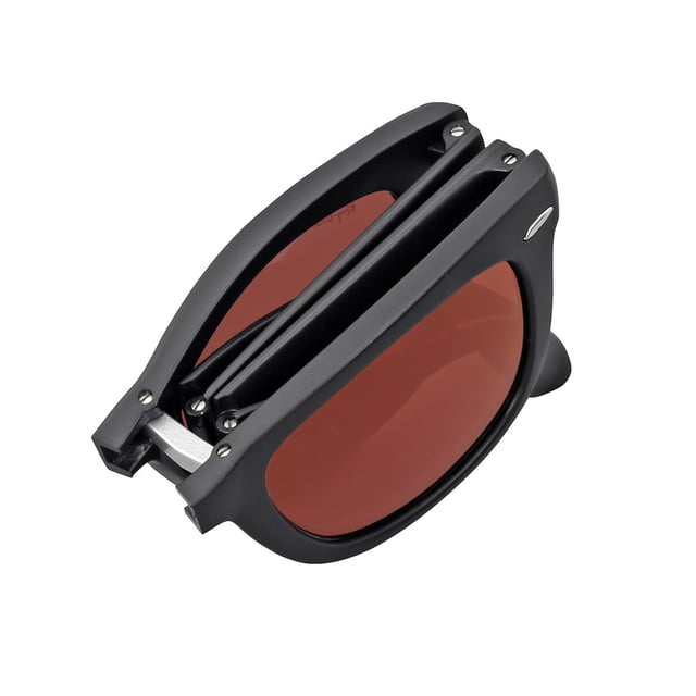 Elegantes gafas de sol unisex de Ray-Ban que combinan estilo y practicidad en un diseño moderno y funcional. 

Con una montura de nailon de alta calidad, son ligeras, resistentes y cómodas para el uso diario. 

Las lentes, en un tono atractivo, proporcionan protección UV 100%, cuidando los ojos de los efectos dañinos de los rayos solares. 

Su diseño plegable añade un plus de conveniencia, permitiendo guardarlas fácilmente en cualquier espacio sin riesgo de daño. 

Cuentan con el icónico logotipo de la marca grabado en una de las lentes y en las patillas, añadiendo un toque de autenticidad.

Incluyen un estuche de protección y un paño de limpieza, asegurando que se mantengan en perfecto estado y listas para cualquier ocasión.
 Medidas: Alto lente: 39 mm, Ancho lente: 50 mm, Puente: 10 mm, Patillas: 140 mm
 Composición: Nylon
 Cuidados:
- Lavar solo con agua o, si fuese necesario, un jabón suave.
- Secar con el paño suave para evitar rayaduras.
- Evitar el contacto con superficies rigurosas o líquidos abrasivos.