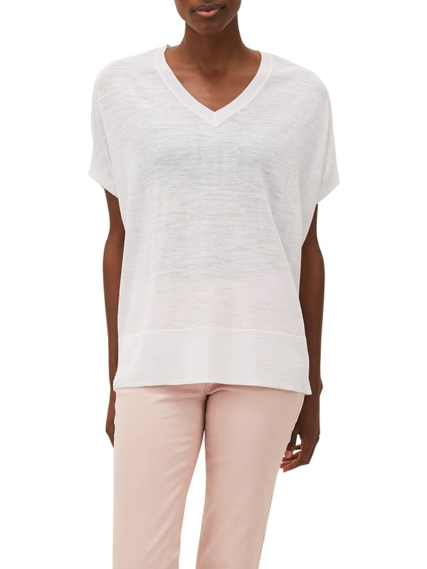 An oversized fit and linen-blend makes this knit an easy and lightweight piece to add to your spring collection. Framed by short sleeves a step hem and V-neckline.
