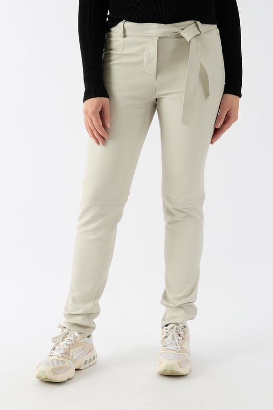 Wer in einen Leder-Broek investiert, investiert in die Wirtschaft. Lernen Sie, Damen aus hochwertigem Leder die beste Qualität zu bieten, und Sie können mir mehr Moderationsvorteile verschaffen. Eine kleine Dame kann sie kombinieren. Meiner Meinung nach ist es für mich von Vorteil, wenn jemand anderes dort liegt. Mit ein paar kleinen Stiefeln sah ich direkt aus wie ein cooler Biker. Ist Lässigkeit mehr als je? Dann ist es ein angenehmer Aufenthalt und ein warmes Bad, um den nächsten Tag einen erholsamen Urlaub zu verbringen. Als dieser Tag für einen umwerfenden Look gedacht war, musste ich ein paar Schritte mit Freunden machen, und ich war mir sicher, dass er mit einer glänzenden Bluse und Pumps glänzen konnte. Der Stretch-Stoff von Donders 1860 besteht aus 100 % Schafsnappa.