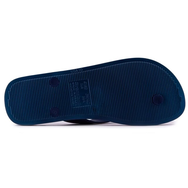 Sommer, wir kommen. Wenn du dich auf das Sommer-Sonne-und-Meer-Gefühl freust, dann hol dir jetzt dein Ipanema Deck Plus. Diese maritim inspirierten Flip-Flops sind ein klassisches Ipanema-Stück mit einem minimalistischen blauen Ansatz. Sie sind ideal für den Strand, einen Spaziergang entlang der Promenade oder einen Besuch im Spa und am Pool.