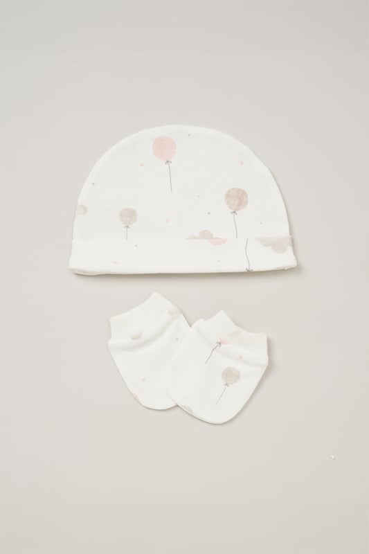 This Homegrown Baby printed 5-Piece Gift Set includes a cosy all-in-one, bodysuit, hat, and mitts. Made from soft 100% organic cotton, the set features 'Grow with Me' functionality for adjustable fit. Packaged in a mesh bag, it's the perfect gift for welcoming a new baby.
