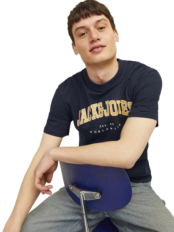 Ervaar het ultieme comfort met het Jack & Jones T-shirt voor heren. Dit T-shirt met korte mouwen heeft een klassieke ronde hals en een losse pasvorm voor een ontspannen gevoel. Het is gemaakt van hoogwaardige materialen en biedt een hoge mate van comfort en duurzaamheid. De stijlvolle logoprint op de voorkant geeft het shirt een moderne touch, terwijl de rubberen opdruk voor extra zachtheid zorgt. Dit T-shirt is perfect om elke dag te dragen en kan worden gecombineerd voor elke gelegenheid. Met jeans, shorts of joggingbroeken - dit T-shirt is een echte allrounder. Jack & Jones staat voor kwaliteit en stijl die je kunt voelen. Koop je nieuwe favoriete shirt en ervaar het verschil. Je perfecte metgezel voor elke dag.