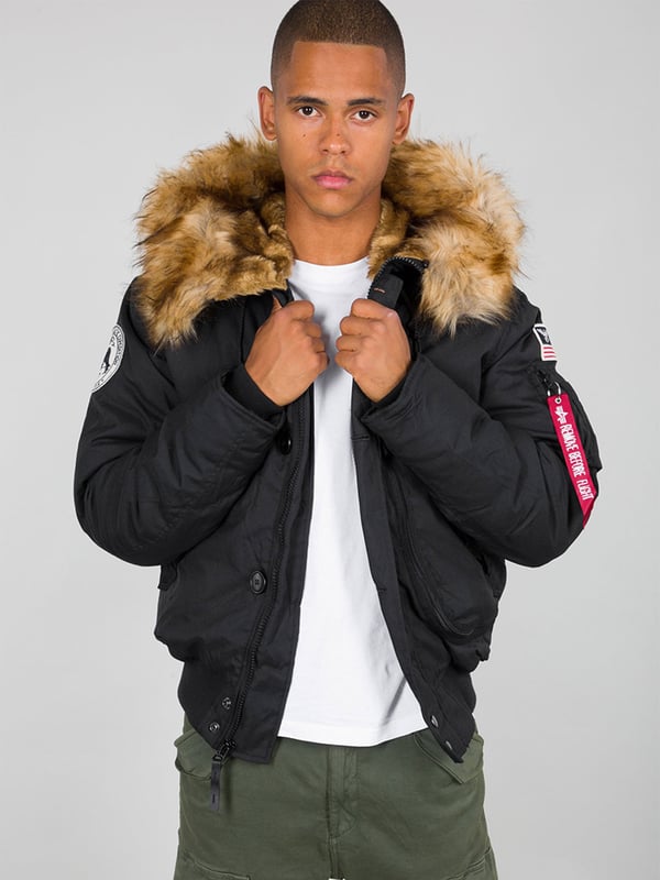 Die Polar Jacket SV ist eine Winterjacke für Herren mit durchgehendem Design, abnehmbarem Kunstpelzkragen, robuster Konstruktion aus Oxford-Nylon und gestickten Aufnähern. Die L-förmige Dokumententasche ist perfekt für die Aufbewahrung wichtiger Dokumente während Ihrer Expedition.