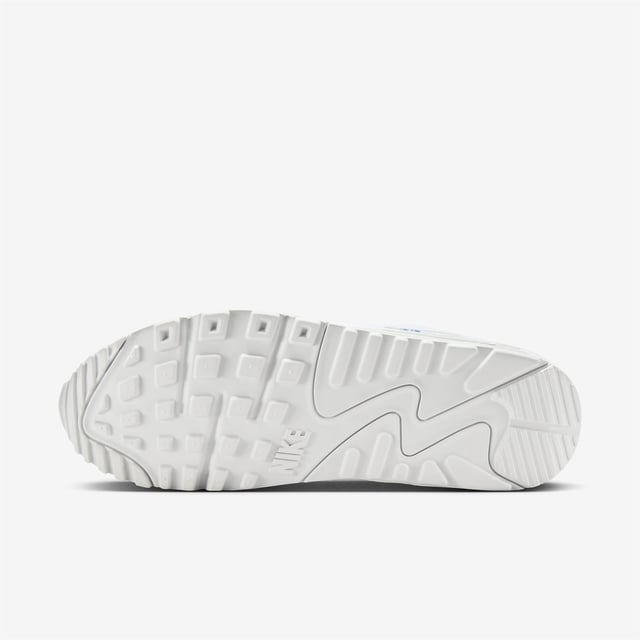 Nike Air Max 90 Heren in Wit/Photon Dust/Game Royal COMFORT, ERFGOED.NIETS BETERS. Niets zo vlieg, niets zo comfortabel, niets zo bewezen.De Nike Air Max 90 blijft trouw aan zijn OG running roots met de iconische Waffle zool, gestikte overlays en klassieke TPU details.Klassieke kleuren vieren je frisse look terwijl Max Air demping comfort toevoegt aan de reis.Prestatiecomfort De Max Air unit in de hiel is oorspronkelijk ontworpen voor prestatiegericht hardlopen en zorgt voor ongelooflijke demping. Veelzijdige stijl Het low-top ontwerp wordt gecombineerd met een gewatteerde kraag voor een gestroomlijnde look die zacht en comfortabel aanvoelt. Retro Vibes De gestikte overlays en TPU accenten zorgen voor duurzaamheid, comfort en de iconische jaren 90 look waar je van houdt. Product Details Bovenwerk van textiel met leren en synthetische overlays Schuim tussenzool Rubberen wafelzool voor extra tractie en duurzaamheid Afgebeelde kleur: White/Photon Dust/Game Royal Style: FZ7186-100 De oorsprong van Nike Air Max De revolutionaire Air-technologie werd in 1978 voor het eerst toegepast in Nike schoenen.In 1987 debuteerde de Air Max 1 met zichtbare Air-technologie in de hiel, waardoor fans meer konden zien dan alleen het gevoel van Air-demping.Sindsdien zijn de volgende generatie Air Max schoenen een hit geworden onder atleten en verzamelaars met opvallende kleurencombinaties en betrouwbare, lichtgewicht demping.