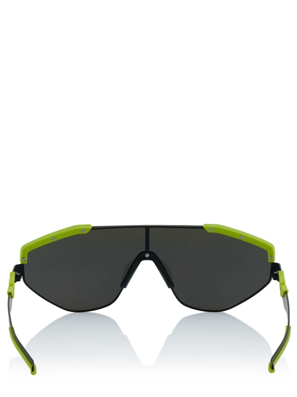 100% metal; gafas de sol Zadig Voltaire;  Modelo: OWEW00129 010FS;  Mano de obra de alta calidad;  Forma de gafas: Deportiva;  Color del marco: Negro-Verde;  Color de la lente: Gris oscuro;  Nivel de tinte: Categoría 3 (oscuro), protección UV;  Dimensiones: 99 - 0 - 140 mm;  Detalles del logotipo de Zadig Voltaire;  -------------------------------------------------- --;  Instrucciones generales de uso y seguridad: Dependiendo del modelo, las gafas de sol no son igualmente adecuadas o permitidas para todas las condiciones/actividades de iluminación (tráfico, etc.). Infórmese en consecuencia y actúe siempre con responsabilidad;  Ciertos colores de lentes (coloridos) (azul, rojo, rosa, violeta, amarillo, naranja, etc.) pueden no recomendarse ni permitirse en absoluto para el tráfico por carretera, ya que pueden distorsionar la percepción del color de los semáforos, las luces de freno y las señales de tráfico. , etc. en una medida superior a la media;  Las gafas con monturas, patillas o similares que limiten (significativamente) la visión sólo deben utilizarse con la debida precaución y, dependiendo de la actividad, no deben utilizarse en absoluto (tráfico, etc.);  La selección del modelo (incluida la categoría/nivel de tinte) debe basarse en las condiciones y los planos de iluminación;  NO apto para actividades al anochecer/noche o en condiciones de mala visibilidad;  NO apto para visualización directa del sol o de un eclipse solar;  NO para protección contra fuentes de luz artificial (por ejemplo, solariums);  NO para protección ocular durante trabajos mecánicos o riesgos como impactos;  NO utilizar si hay desgaste/daños (gafas, filtros, monturas...);  Los modelos con elementos puntiagudos y/o relativamente alejados (marco) o similares sólo deben utilizarse con precaución o a una distancia de seguridad suficiente del entorno respectivo (incluidas otras personas);  Para obtener más información, consulte los documentos adjuntos u otra información técnica y del fabricante.