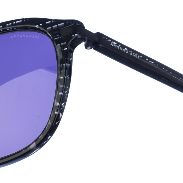 Gafas de sol Armand Basi con montura de acetato.
 Color Transparente-negro
 Forma rectangular.
 Lentes de color Verde
Detalle metalico en la parte superior de la montura.
 Patillas de acetato a tono, con el nombre de la marca grabado.
 100% Protección UV. 
 Cristales antirreflejo.
 Incluye una funda de tela de protección.
Los colores reales del producto pueden variar ligeramente con respecto a los colores que muestra su monitor.
 
 Medidas  Ancho lente: 55 mm. Puente: 17 mm. Patillas: 145 mm.
 
 Limpiar las gafas con agua y jabón (neutro).
 - No utilice paños sucios o abrasivos, que puedan alterar las características de los filtros.
 - Utilice solo accesorios y repuestos originales.