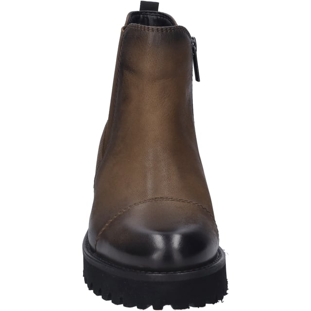 Die Sallina 06 Stiefelette von JOSEF SEIBEL repräsentiert in ihrem edlen cognacfarbenen Gewand nicht nur eine zeitlose Eleganz, sondern steht auch für den unverkennbaren Tragegenuss, den man von einer renommierten Bequemschuhmarke erwartet. Gefertigt aus feinstem Nubukleder, das sorgfältig aus Rindsleder ausgewählt wurde, spiegelt dieser Damenschuh die Hingabe der Marke wider, Qualität und Langlebigkeit mit modernem Komfort zu verbinden. Die schwarze Sohle, hergestellt aus EVA, einem Material, das Leichtigkeit und Flexibilität verspricht, ist grob strukturiert, um auch auf Outdoor-Abenteuern optimalen Halt zu bieten. Eine Besonderheit dieser Stiefelette ist die AGO-Fertigungsart, die eine leichte und formbeständige Machart gewährleistet, indem das Lederoberteil mit der Innensohle verklebt und anschließend die Laufsohle aufgebracht wird. Dies verdeutlicht die moderne Interpretation traditioneller Schuhmacherkunst, die JOSEF SEIBEL so einzigartig macht. Die Möglichkeit, das Mikrofaser-Fußbett auszutauschen, erlaubt es, ein individuelles orthopädisches Fußbett zu verwenden, um den Tragegenuss weiter zu personalisieren. Mit einem Blockabsatz von 4,5 cm Höhe ist die Stiefelette nicht nur ein optischer Hingucker, sondern bietet auch einen angenehmen Laufkomfort. Geeignet für die Herbstsaison, lässt sich die Sallina 06 ideal zu Streetwear kombinieren und ist der perfekte Begleiter für vielfältige Freizeitaktivitäten. Der Reißverschluss erleichtert das An- und Ausziehen und unterstreicht den praktischen Aspekt dieses Modells. In der Produktlinie Josef Seibel verankert, verkörpert diese Stiefelette modernen Komfort und Perfektion in Passform und Funktion, hergestellt aus hochwertigen Materialien, die fern von der Fast Fashion-Bewegung, für Slow Fashion und Nachhaltigkeit stehen.