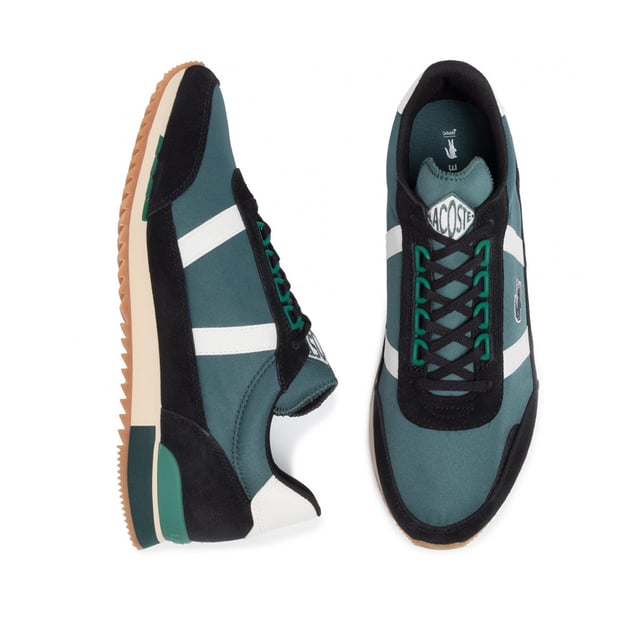 Lacoste Partner Retro 319 1 SMA Mens Green/Black Entrenadores Los entrenadores verdes/negros para hombres de Lacoste Partner Retro 319 1 SMA ofrecen una mezcla de elegancia deportiva y vibraciones retro, con una combinación de color distintiva y la clásica marca Lacoste. Diseñados tanto para el estilo como para la comodidad, estos entrenadores son una excelente opción para las personas que aprecian un aspecto atemporal pero contemporáneo.
Características clave:
Diseño de inspiración retro: el socio Retro 319 1 SMA Entrenadores se inspira en la herencia de Lacoste, con una silueta clásica con acentos modernos que los hacen destacar.
Combo de color verde y negro: la combinación de verde y negro proporciona un elegante contraste, agregando un elemento llamativo a su calzado.
Ajuste cómodo: estos entrenadores están diseñados para ofrecer un ajuste cómodo, lo que le permite usarlos durante períodos prolongados sin molestias.
Construcción duradera: Lacoste es conocido por su calidad, y estos entrenadores están construidos para soportar el uso diario mientras mantienen su estilo.
Logotipo de Lacoste Crocodile: el icónico logotipo de Lacoste Crocodile en el costado de los entrenadores simboliza el compromiso de la marca con la calidad y el estilo atemporal.
Estilo versátil: estos entrenadores logran un equilibrio entre un aspecto deportivo y casual, haciéndolos adecuados para una variedad de ocasiones, ya sea que vaya a dar un paseo o reunirse con amigos.
Características del calzado de tenis clásico: con sus elementos de diseño de calzado de tenis retro, estos entrenadores evocan una sensación de encanto vintage y al mismo tiempo ofrecen una ventaja contemporánea.
Construcción transpirable: los entrenadores están diseñados con transpirabilidad en mente, asegurando que sus pies se mantengan frescos y cómodos durante todo el día.
Cierre de cordón: el diseño de cordones proporciona un ajuste seguro, lo que le permite ajustar la opresión a su preferencia.