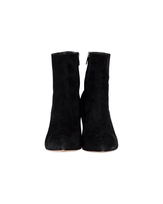 VINTAGE, RRP AS NEW
Elevate your wardrobe with the Gianvito Rossi Pointed-Toe Ankle Boots. Crafted from smooth suede uppers in a classic black hue, these boots exude timeless charm. The pointed toes add an element of sophistication, while the high-block heels offer a comfortable height boost. With a convenient side zip, these boots offer both style and ease.

Gianvito Rossi Pointed-Toe Ankle Boots in Black Suede
Condition: Very good
Sign of wear: Moderate wear on the soles, minor rubs on the suede, marks on the heels
Material: Suede
Color: Black
Size: IT41 / US11 / UK8
SKU: 361762