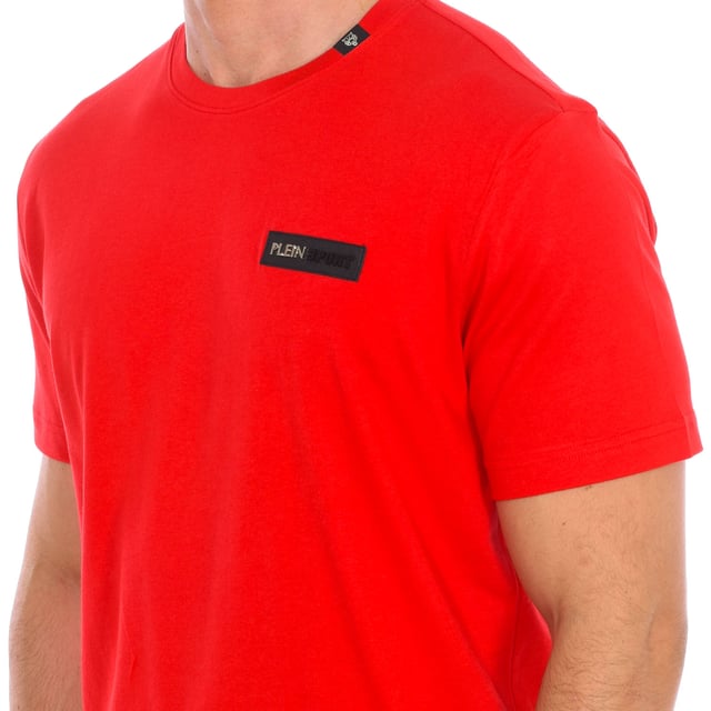 Camiseta de manga corta Plein Sport.
Cuello redondo con acabado acanalado.
Estampado de la marca en el frontal.
Insignia de la marca en la parte trasera.
Costuras vistas a tono.
 Composición: 100% Algodón
 Cuidados:
Lavar a temperatura máxima 30º.
Planchar a temperatura media.
No usar secadora.
No usar lejía.
No lavar en seco.