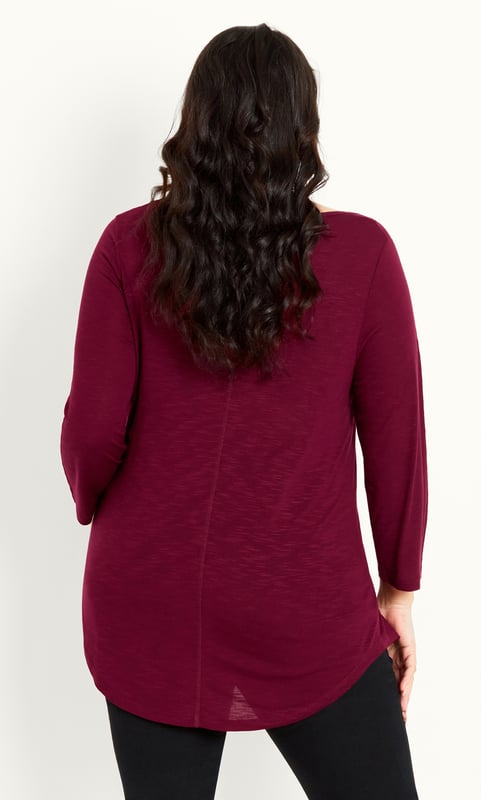 Opt for an elegant berry hue with our 3/4 Sleeve Slash Neck Top, offering a scoop neckline, 3/4 sleeves and soft stretch fabrication. Whether dressing down for a day at the shops or elevating your outfit for a dinner outing, this simple style can do it all! Key Features Include: - Scoop neckline - 3/4 sleeves - Relaxed fit - Soft stretch fabrication - Pull over style - Unlined - Hip length - Curved hemline Upstyle your evening look with leather look trousers, strappy stilettos and a chunky chain necklace.