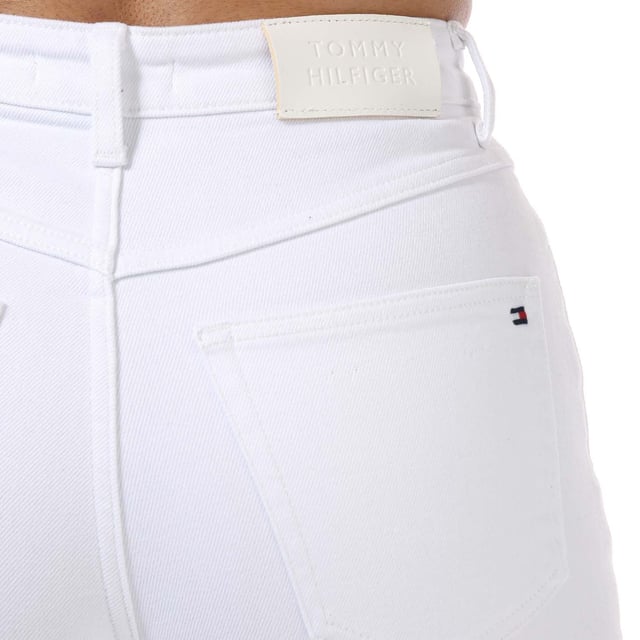 Dam Tommy Hilfiger Klassiska raka jeans i vitt.- Klassisk 5-fickors styling.- Dragkedja med gylf och knapp.- Tommy Hilfiger varumärke.- Tommy Hilfiger flaggabroderi på ryggen.- Stretchbomull denim.- Rak passform.- 99% Bomull 1% Elastan. Maskintvätt i 30 grader.- Ref: WW0WW302131CF