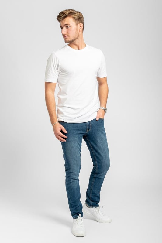 Schmale Jeans von TeeShoppen
Jeans von TeeShoppen, die schick, bequem und stilvoll sind. Jeans sind das ganze Jahr über perfekt und eine offensichtliche Wahl für jedes Outfit. Eine gute und bequeme Jeans kann jeden Look vervollständigen. Die Jeans sind hier in der Farbe Blau abgebildet. Sie brauchen ein Oberteil, das zu Jeans passt? Siehe hier.

Welche Größe haben die Jeans?
Jeans können in 31 verschiedenen Größen ausgewählt werden. Siehe und wählen Sie die Größe unter "Größe". Die Größen sind für Männer angepasst.

Über TeeShoppen
Preis und Qualität müssen nicht immer dasselbe sein, und das wollen wir mit unseren Produkten von TeeShoppen unterstreichen. Unser Sortiment besteht aus verschiedenen coolen Basisartikeln, die in jeden Kleiderschrank passen. Und es ist nicht langweilig, nur weil es Basic ist. Unsere Kleidungsstücke sind so konzipiert, dass sie für eine Vielzahl von Anlässen geeignet sind und gleichzeitig aus hochwertigen Materialien hergestellt werden, die einen hohen Tragekomfort gewährleisten. Suchen Sie einen Ort, an dem Sie zeitlose Kleidung für Männer und Frauen finden? Bei TeeShoppen zahlen Sie nicht für teure Marken und Kosten - nur für Qualität und Service. Wir erweitern ständig unser Sortiment, so dass Sie bei uns immer die neueste Mode kaufen können.