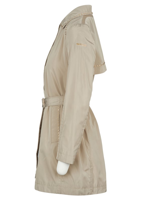 100% Polyester; Geox-jas; Model: W9220BT2506F5153; Hoogwaardige afwerking; Iets nauwsluitend; Sluiting: verborgen knoopsluiting met 5 drukknopen, tweewegritssluiting; Twee voorzakken, één binnenzak; Riem; decoratieve klinknagels; Geox-logodetails