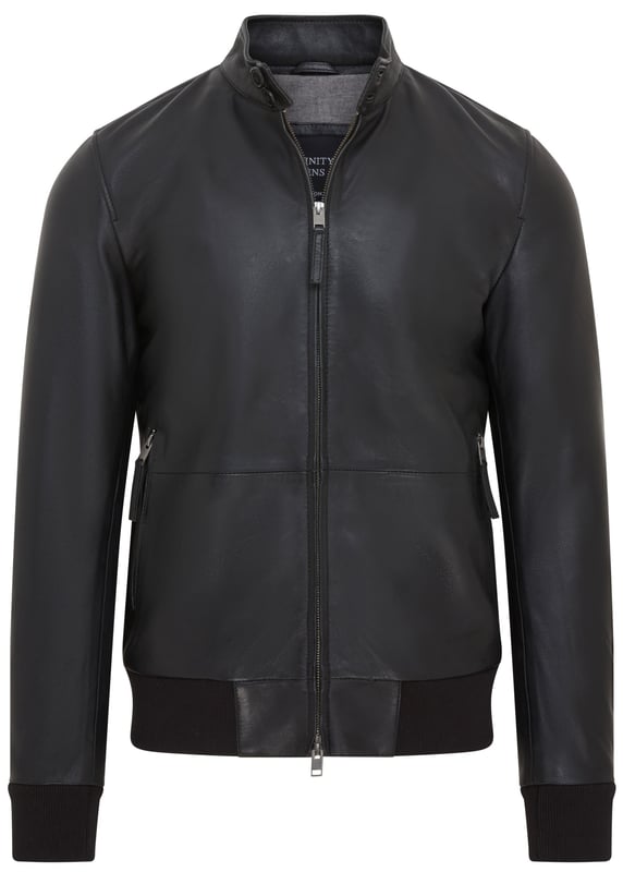 Esta chaqueta bomber para hombre, confeccionada en piel de napa de cordero de primera calidad, combina el encanto vintage con un diseño moderno. Tiene cuello alto con cierre de botón, cremallera en la parte delantera y dos bolsillos externos con cremallera y dos bolsillos internos para mayor comodidad. Los puños y el dobladillo acanalados garantizan un ajuste cómodo y ceñido, lo que la hace perfecta para salidas informales o eventos semiformales. Ya sea que busques un estilo universitario retro o una estética elegante de motociclista, esta chaqueta ofrece un atractivo atemporal y una artesanía duradera. Una prenda esencial del guardarropa para los entusiastas del cuero que aprecian el estilo, la funcionalidad y la calidad. Piel de cordero napa de primera calidad para una sensación suave y lujosa Chaqueta bomber de inspiración vintage con una estética retro universitaria y de motociclista Cuello alto con cierre de botón para mayor estilo Dos bolsillos externos funcionales con cremallera con dos bolsillos interiores Puños y dobladillo acanalados para un ajuste ceñido y personalizado Cierre frontal elegante con cremallera para un uso sin esfuerzo Diseño versátil adecuado para salidas informales y eventos semiformales Duradero y elegante para un uso duradero Una combinación perfecta de encanto retro y moda moderna