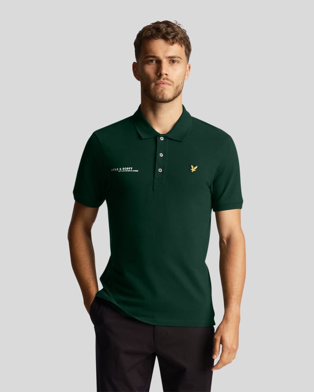 Den enkla herrpolotröjan från Lyle & Scott är ett tidlöst plagg som förtjänar en plats i varje garderob. Polotröjan är ett klassiskt måste och ger en touch av diskret stil till varje look och är tillverkad av 97% bomull för en bekväm känsla.