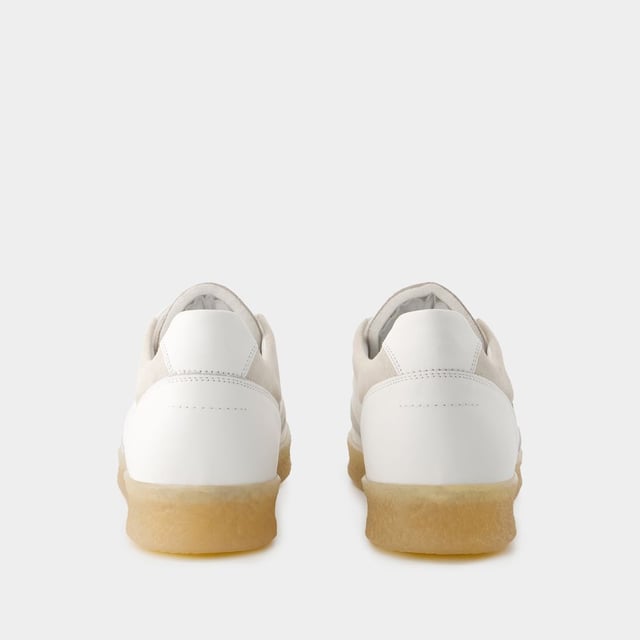 De MM6 6 Court Sneakers Maison Margiela belichamen casual elegantie met hun strakke witte leren ontwerp. Ontworpen om stijl en comfort te combineren, zijn deze sneakers voorzien van de verfijnde handtekening van het modehuis en geven ze een eigentijdse touch aan elke outfit. De 6 Court Sneakers zijn perfect voor een verfijnde urban look en weerspiegelen de avant-gardistische esthetiek en uitzonderlijke kwaliteit van het merk. Kleuren: Wit - Blanc. Hoofdmateriaal: generfd kalfsleer. Materiaal zool: rubber. Materiaal voering: leer. Sluiting: veters bovenaan. Tipvorm: rond. Pasvorm: op maat - Maatvoering: Europees.