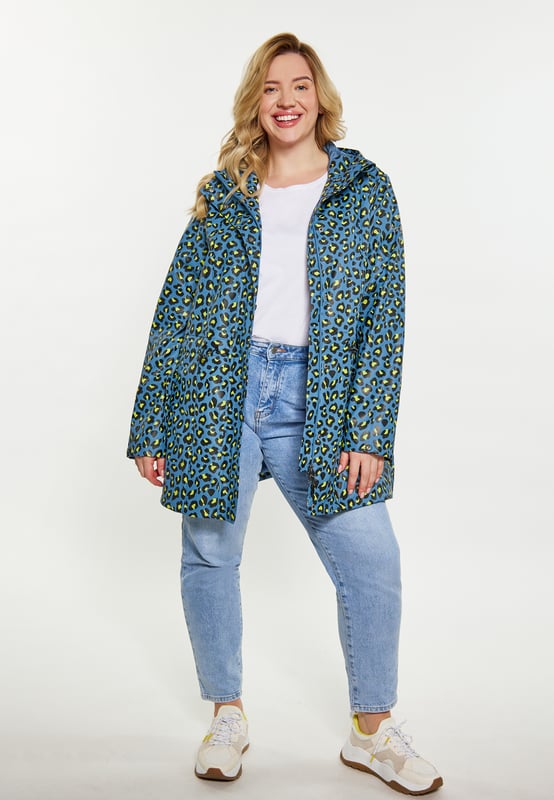 Ga de frisse lucht in met dit stijlvolle regenjack met een opvallende cheetah-print. Ontworpen met een lange, losse pasvorm en een verstelbare taille voor comfort, perfect voor mensen met een grotere maat. Waterdicht materiaal (3000 mm) houdt je droog, terwijl drukknopen en een ritssluiting de functionaliteit vergroten. Jas met verstelbare capuchon, opstaande kraag en praktische zakken met drukknopen, gelaste naden zorgen voor gebruiksgemak, zelfs tijdens de zwaarste regen. Dit product maakt deel uit van de Plus Size-collectie.  Regenjas