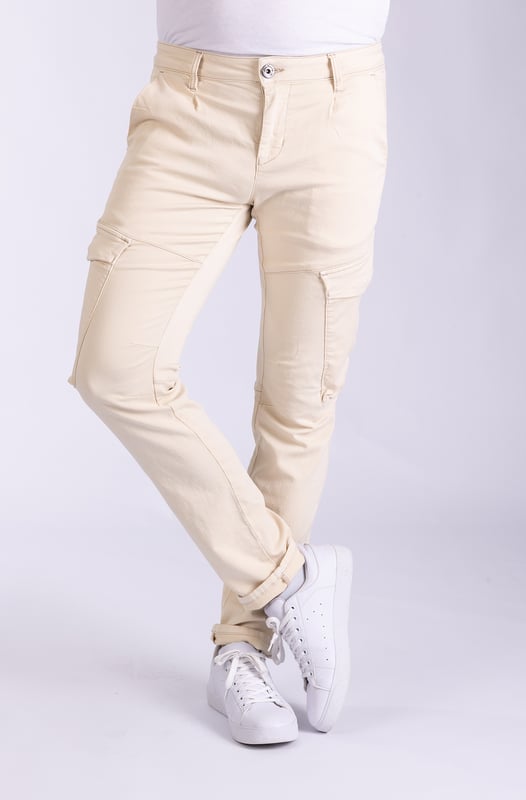 Diese Non-Denim Hose in Slim-Fit-Form hat einen mittelhohen Bund und zwei aufgesetzte Cargotaschen an den Oberschenkeln. Erhältlich in den Farben Braun, Navy und Sand.