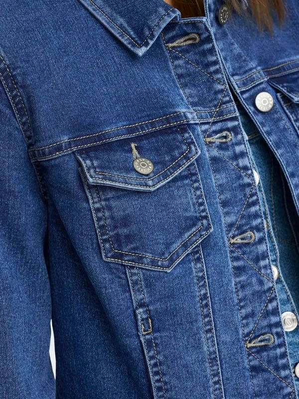 What's your colour? Go for a classic casual look with this stylish jacket, crafted from soft cotton-rich denim.  Cut to a comfortable regular fit with added stretch. Complete with all the authentic denim jacket details.  Finished with classic collar, full button placket with branded metal shanks and chest flap pockets.

Structured Denim  Cotton Blend Fabric
 
79% Cotton 20% Polyester 1% Elastane
 
Regular Collar
   
31" Shoulder to Hem
    
Sizing: As expected¬†
 
Fit: Fitted
  

These are end of line ex Only and may not be in original packaging