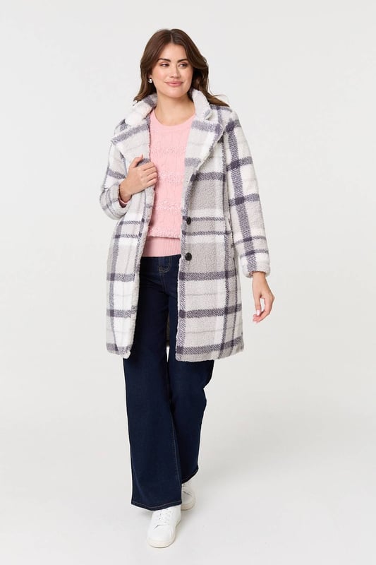 Cosy up this season in this relaxed teddy jacket. It has a boxy fit with a thigh length hem, buttons and a wide lapel collar. It even has pockets that will keep your hands warm on a chilly day. Throw it on over any look - formal, professional and casual outfits will all look sleek with this jacket.