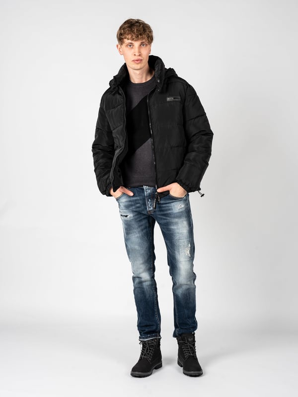 Plein Sport Bold Back Logo Gevoerde Zwarte Jas. Ervaar veelzijdigheid en stijl met de Plein Sport Gevoerde Zwarte Jas! Deze jas heeft een stevige uitstraling. Blijf comfortabel en trendy met het gedurfde logo en de gevoerde details. Perfect voor elke modebewuste persoon. Ritssluiting Zakken, Vulling en Materiaal: 100% Polyester. Zwarte Jas. Gevoerde Jas, Ritssluiting. Stijl: UPPS101P 99