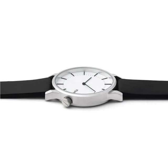 La marca Komono significa "pequeños artilugios" en japonés y eso es exactamente lo que la marca quiere transmitir con sus productos. Con sus relojes, Komono se centra en el minimalismo y en apreciar las pequeñas cosas de la vida. El reloj Komono Winston Regal en color negro es un reloj masculino versátil que atraerá a casi cualquier hombre. Con una resistencia al agua de 3 ATM, este reloj puede soportar la mayoría de las situaciones cotidianas. La correa de cuero negro garantiza comodidad y durabilidad. El movimiento plateado es de acero inoxidable y tiene un diseño atemporal que es a la vez resistente y elegante. Este reloj no sólo es un complemento con estilo para cualquier atuendo, sino que también es funcional gracias a su precisa indicación de la hora. Tanto si acude a una ocasión elegante como si sólo desea realzar su aspecto diario, este reloj de pulsera para hombre es perfecto. Comprará el reloj Komono Winston Regal con descuento en las rebajas. Reloj Komono para hombre negro/blanco en oferta El reloj Komono Winston Regal negro es una elección elegante para aquellos que buscan un accesorio atemporal. Este reloj es resistente a salpicaduras hasta 3 ATM. No es apto para la ducha ni para nadar. La correa del reloj negro está hecha de cuero de alta calidad y tiene una anchura de 20 mm, por lo que se ajusta cómodamente a la muñeca. Con una longitud de 244 mm, este reloj se adapta a casi cualquier tamaño de muñeca. La caja de acero inoxidable con cristal mineral protege el movimiento y confiere al reloj un aspecto duradero. Con un diámetro de 41 mm y un grosor de 9 mm, este reloj es a la vez elegante y funcional. El reloj Komono Winston Regal es el compañero perfecto para cualquier ocasión. Compre ahora el reloj Komono para hombre en oferta. Ver todos los modelos de relojes.  Marca: KomonoNombre del modelo: Winston Regal W2268 (41mm)Categoría: reloj de pulseraMateriales: acero inoxidable, cueroColor: negro, blanco, plataResistente al agua: 3 atm (a prueba de lluvia y salpicaduras)