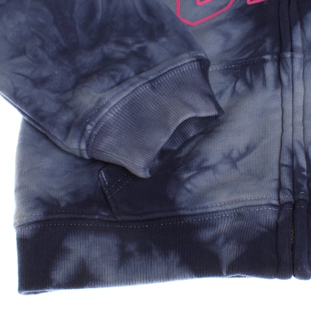 Girls' sweatshirt made from a soft, stretchy knit fabric, ideal for offering comfort and freedom of movement.

 It features a long sleeve design and has a full zip at the front, making it easy to wear.

 Front kangaroo pockets add functionality, allowing you to carry small items or keep your hands warm.

 Includes a hood that provides an extra touch of protection on cooler days.

 The Gap logo, printed on the front of the sweatshirt, adds a subtle touch that highlights its sporty and modern style, ideal for both outdoor activities and everyday wear.
 Composition: Body: 77% Cotton, 23% Polyester; Hood lining: 100% Cotton
 Care:
- Machine wash cold on delicate cycle.
 - Use mild detergents.
 - Use dryer at low temperature.
 - Iron at low temperatures.
 - Do not dry clean.