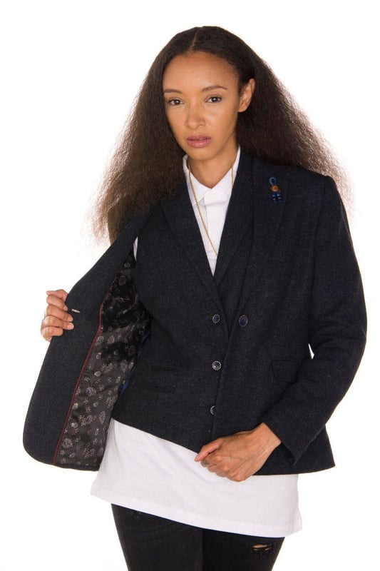 A sophisticated throwback to a timeless classic, this retro women's tweed blazer jacket is a perfect addition to any wardrobe. Made from premium wool with a herringbone design and contrast elbow patches with contrasting stitching, this blazer will offer a touch of refinement to any outfit. Crafted using a half canvas construction that moulds to your body shape the more you wear it, with flap pockets and buttoned cuffs, this jacket will be something that you will look your best in year after year. Perfect for sophisticated casual, formal events and themed occasions, there are no better tweed jackets for your wardrobe.A sophisticated throwback to a timeless classic, this retro women's tweed blazer jacket is a perfect addition to any wardrobe. Made from premium wool with a herringbone design and contrast elbow patches with contrasting stitching, this blazer will offer a touch of refinement to any outfit. Crafted using a half canvas construction that moulds to your body shape the more you wear it, with flap pockets and buttoned cuffs, this jacket will be something that you will look your best in year after year. Perfect for sophisticated casual, formal events and themed occasions, there are no better tweed jackets for your wardrobe.